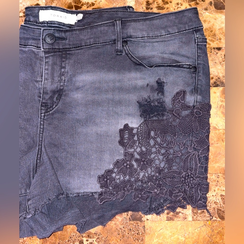 TORRID BLACK/WASHED SHORTS FLOWER LACE PATTERN SIZE 22